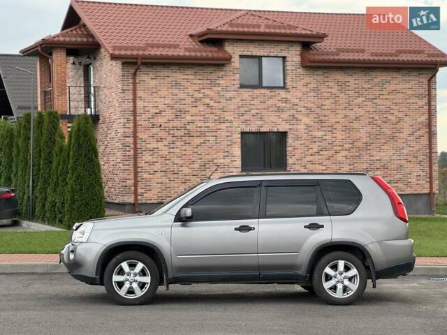 Сірий Ніссан ІксТрейл, об'ємом двигуна 2 л та пробігом 238 тис. км за 9400 $, фото 1 на Automoto.ua