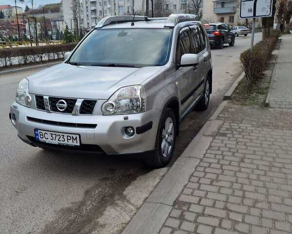 Сірий Ніссан ІксТрейл, об'ємом двигуна 2.5 л та пробігом 179 тис. км за 10500 $, фото 1 на Automoto.ua