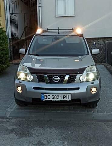 Серый Ниссан ИксТрейл, объемом двигателя 2 л и пробегом 220 тыс. км за 9800 $, фото 1 на Automoto.ua