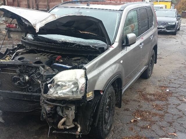 Серый Ниссан ИксТрейл, объемом двигателя 2 л и пробегом 200 тыс. км за 4500 $, фото 1 на Automoto.ua