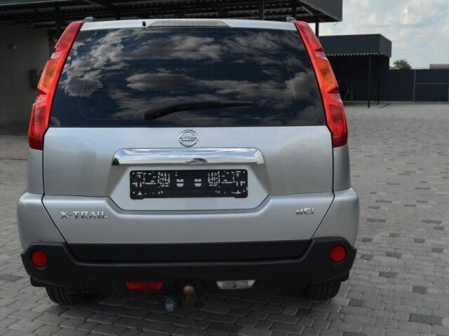 Серый Ниссан ИксТрейл, объемом двигателя 2 л и пробегом 317 тыс. км за 7000 $, фото 1 на Automoto.ua