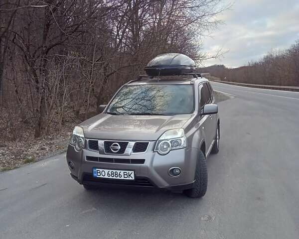 Сірий Ніссан ІксТрейл, об'ємом двигуна 2 л та пробігом 240 тис. км за 10300 $, фото 1 на Automoto.ua