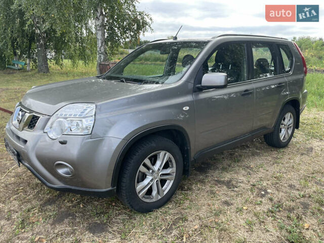 Серый Ниссан ИксТрейл, объемом двигателя 2 л и пробегом 127 тыс. км за 12000 $, фото 1 на Automoto.ua