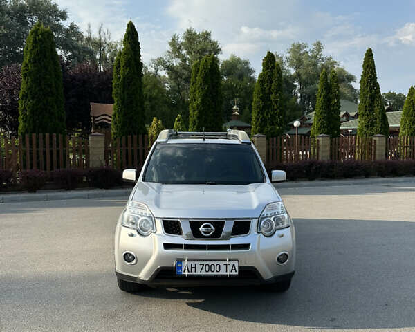 Серый Ниссан ИксТрейл, объемом двигателя 2 л и пробегом 245 тыс. км за 9999 $, фото 1 на Automoto.ua