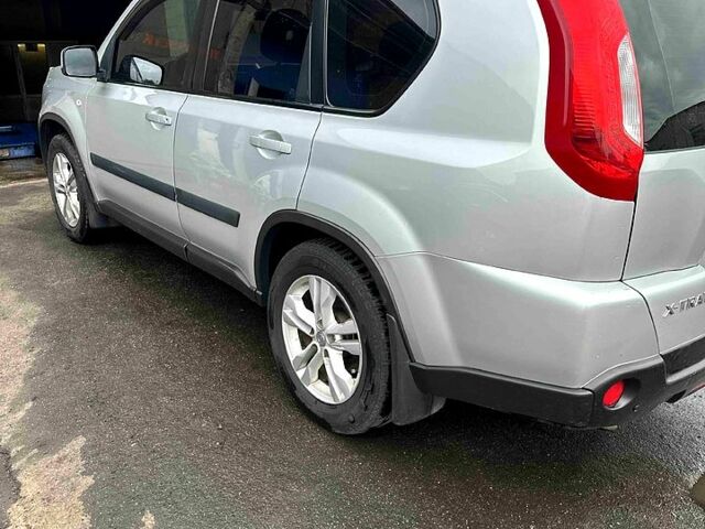 Серый Ниссан ИксТрейл, объемом двигателя 2.5 л и пробегом 183 тыс. км за 11000 $, фото 1 на Automoto.ua