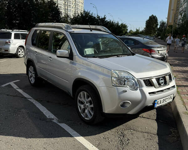Сірий Ніссан ІксТрейл, об'ємом двигуна 2 л та пробігом 235 тис. км за 10499 $, фото 1 на Automoto.ua