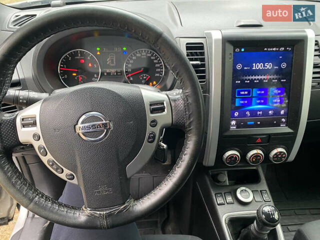 Сірий Ніссан ІксТрейл, об'ємом двигуна 2 л та пробігом 357 тис. км за 10500 $, фото 1 на Automoto.ua