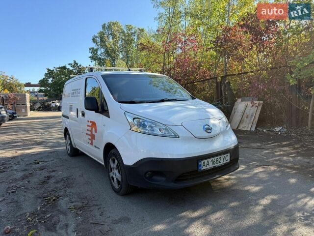 Белый Ниссан e-NV200, объемом двигателя 0 л и пробегом 100 тыс. км за 15000 $, фото 1 на Automoto.ua