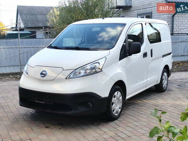 Белый Ниссан e-NV200, объемом двигателя 0 л и пробегом 45 тыс. км за 13999 $, фото 1 на Automoto.ua