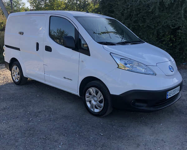 Белый Ниссан e-NV200, объемом двигателя 0 л и пробегом 65 тыс. км за 10400 $, фото 1 на Automoto.ua