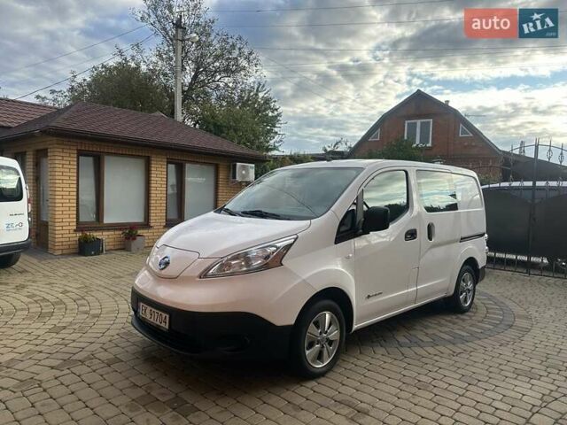 Белый Ниссан e-NV200, объемом двигателя 0 л и пробегом 79 тыс. км за 13800 $, фото 1 на Automoto.ua