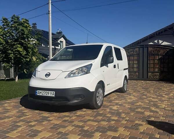 Белый Ниссан e-NV200, объемом двигателя 0 л и пробегом 65 тыс. км за 14800 $, фото 1 на Automoto.ua