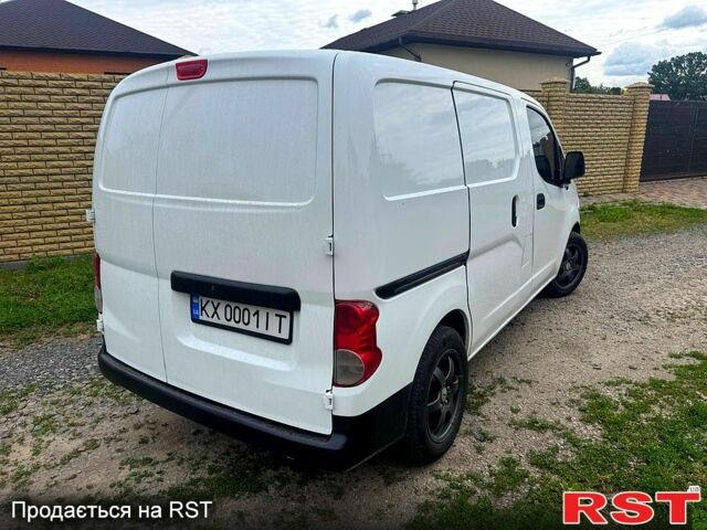 Белый Ниссан NV200, объемом двигателя 2 л и пробегом 240 тыс. км за 8333 $, фото 1 на Automoto.ua