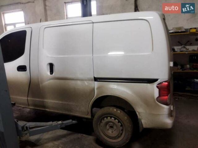 Білий Ніссан NV200, об'ємом двигуна 2 л та пробігом 177 тис. км за 3900 $, фото 1 на Automoto.ua