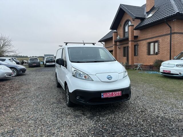 Белый Ниссан NV200, объемом двигателя 0 л и пробегом 127 тыс. км за 6000 $, фото 1 на Automoto.ua