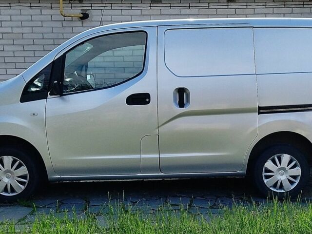 Серый Ниссан NV200, объемом двигателя 1.5 л и пробегом 76 тыс. км за 8596 $, фото 1 на Automoto.ua