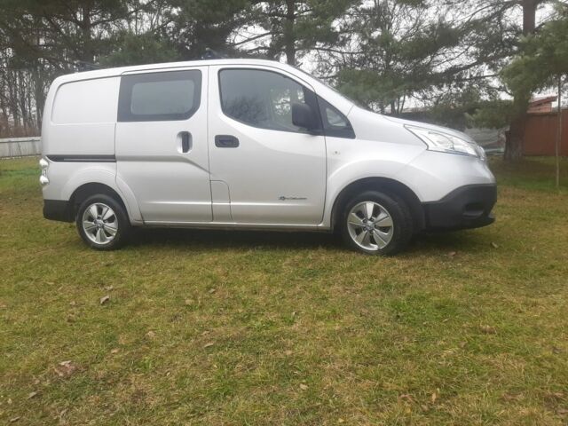 Серый Ниссан NV200, объемом двигателя 0 л и пробегом 62 тыс. км за 8900 $, фото 1 на Automoto.ua