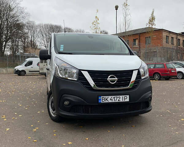 Белый Ниссан NV300, объемом двигателя 2 л и пробегом 151 тыс. км за 31000 $, фото 1 на Automoto.ua