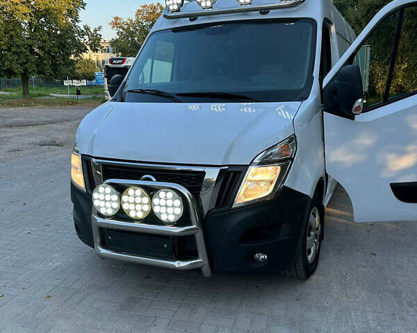 Белый Ниссан NV400, объемом двигателя 2.3 л и пробегом 173 тыс. км за 21300 $, фото 1 на Automoto.ua