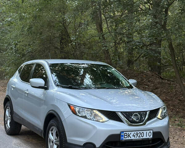 Серый Ниссан Rogue Sport, объемом двигателя 2 л и пробегом 164 тыс. км за 13900 $, фото 1 на Automoto.ua
