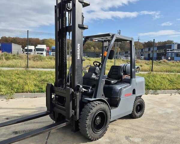 Серый Ниссан UGD, объемом двигателя 2.4 л и пробегом 7 тыс. км за 13916 $, фото 1 на Automoto.ua