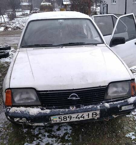 Белый Опель Аскона, объемом двигателя 1.6 л и пробегом 100 тыс. км за 335 $, фото 1 на Automoto.ua