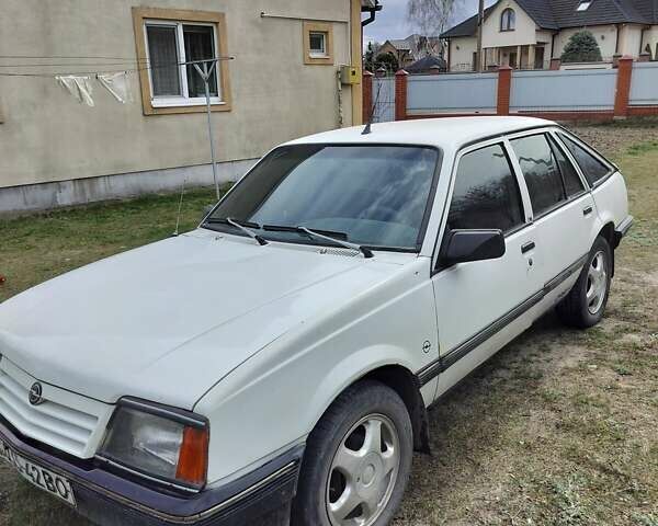 Белый Опель Аскона, объемом двигателя 1.6 л и пробегом 230 тыс. км за 650 $, фото 1 на Automoto.ua