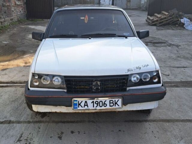 Белый Опель Аскона, объемом двигателя 1.6 л и пробегом 250 тыс. км за 1100 $, фото 1 на Automoto.ua