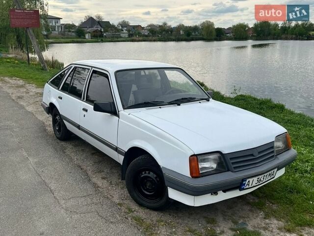 Белый Опель Аскона, объемом двигателя 1.6 л и пробегом 250 тыс. км за 1200 $, фото 1 на Automoto.ua