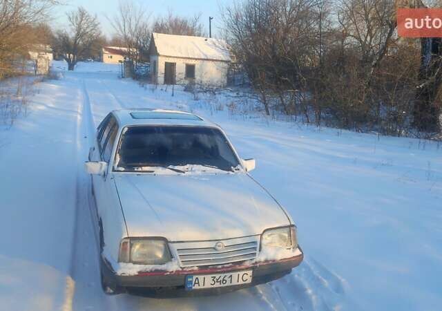 Белый Опель Аскона, объемом двигателя 2 л и пробегом 300 тыс. км за 579 $, фото 1 на Automoto.ua