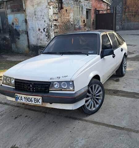 Белый Опель Аскона, объемом двигателя 1.6 л и пробегом 250 тыс. км за 1100 $, фото 1 на Automoto.ua