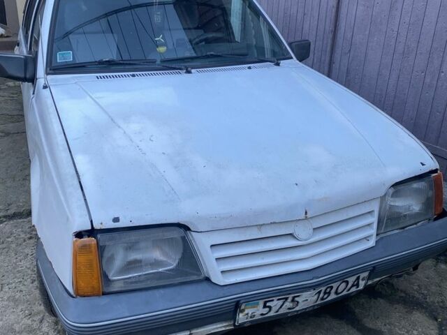 Белый Опель Аскона, объемом двигателя 1.6 л и пробегом 3 тыс. км за 500 $, фото 1 на Automoto.ua