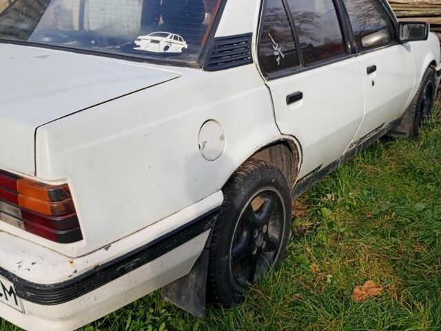 Белый Опель Аскона, объемом двигателя 1.6 л и пробегом 573 тыс. км за 955 $, фото 1 на Automoto.ua