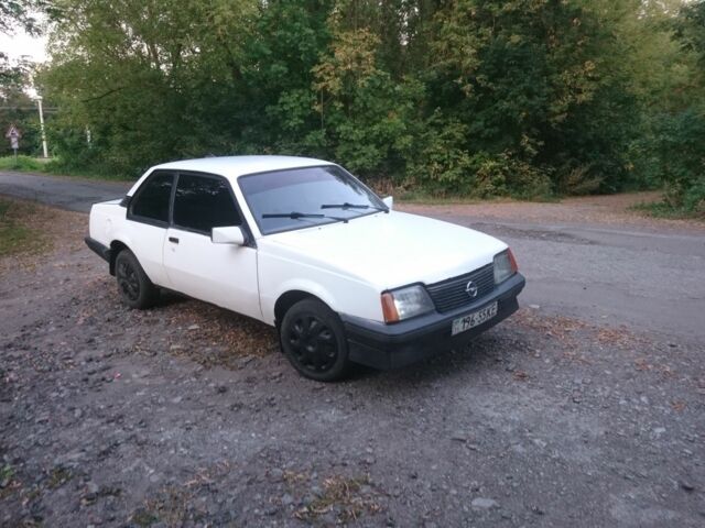 Білий Опель Аскона, об'ємом двигуна 0 л та пробігом 795 тис. км за 832 $, фото 1 на Automoto.ua