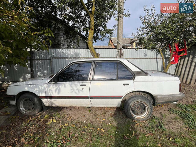 Белый Опель Аскона, объемом двигателя 1.8 л и пробегом 150 тыс. км за 500 $, фото 1 на Automoto.ua