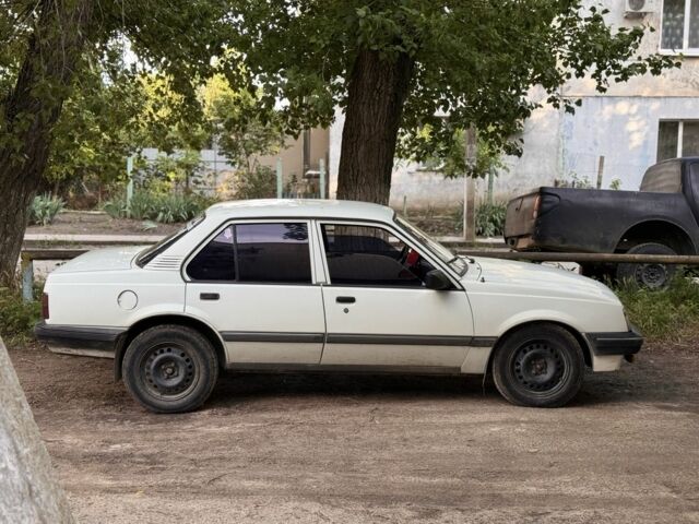 Белый Опель Аскона, объемом двигателя 1.6 л и пробегом 300 тыс. км за 600 $, фото 1 на Automoto.ua