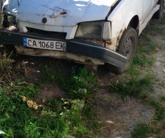 Белый Опель Аскона, объемом двигателя 2 л и пробегом 1000 тыс. км за 300 $, фото 1 на Automoto.ua