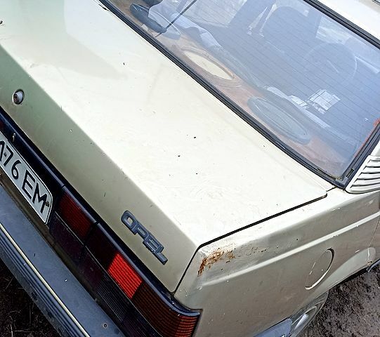 Бежевый Опель Аскона, объемом двигателя 1.6 л и пробегом 200 тыс. км за 500 $, фото 1 на Automoto.ua