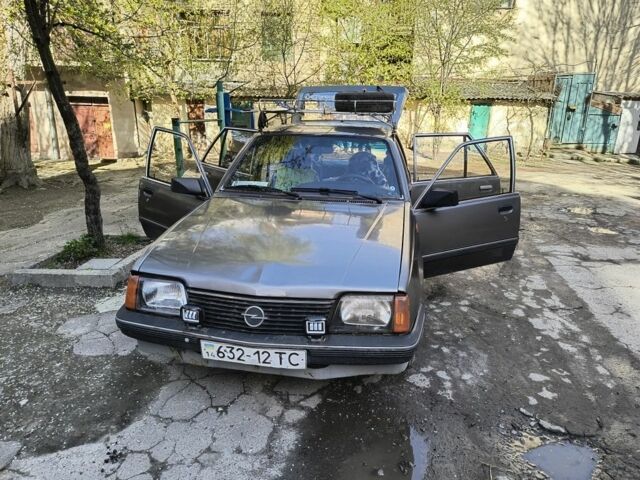 Сірий Опель Аскона, об'ємом двигуна 0 л та пробігом 2 тис. км за 1300 $, фото 1 на Automoto.ua