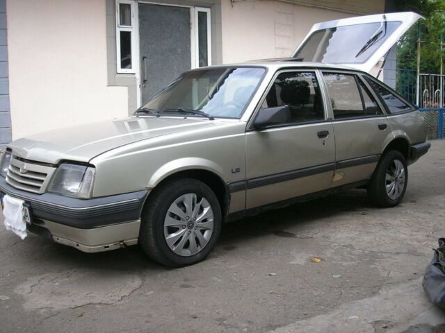 Сірий Опель Аскона, об'ємом двигуна 1.6 л та пробігом 310 тис. км за 1500 $, фото 1 на Automoto.ua