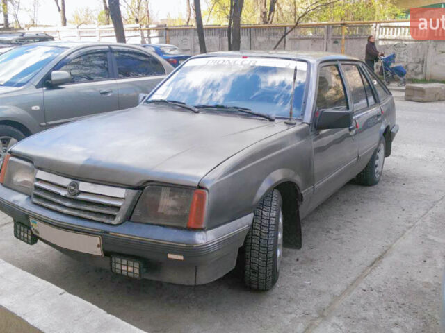 Сірий Опель Аскона, об'ємом двигуна 2 л та пробігом 150 тис. км за 800 $, фото 1 на Automoto.ua
