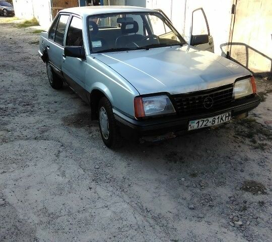 Серый Опель Аскона, объемом двигателя 1.4 л и пробегом 300 тыс. км за 473 $, фото 1 на Automoto.ua