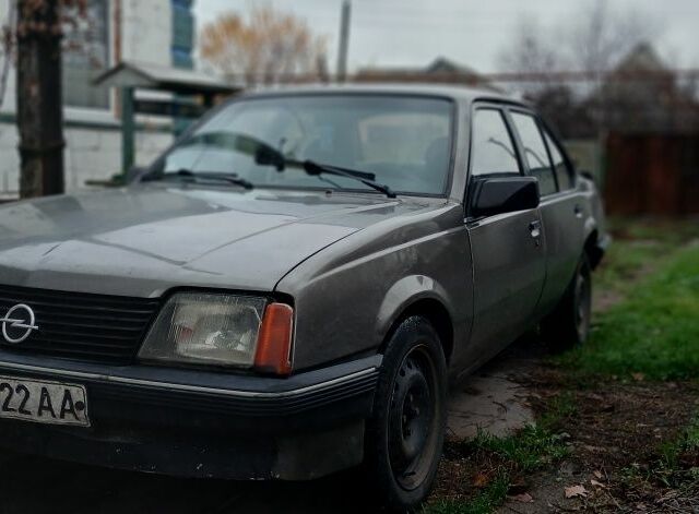 Серый Опель Аскона, объемом двигателя 1.6 л и пробегом 86 тыс. км за 832 $, фото 1 на Automoto.ua