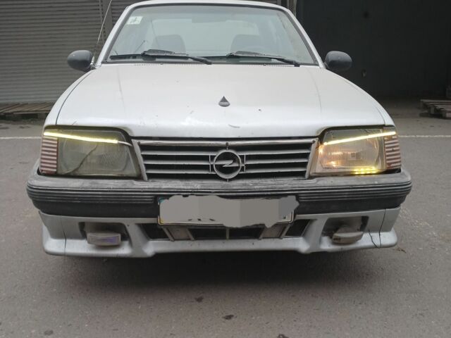 Сірий Опель Аскона, об'ємом двигуна 1 л та пробігом 3 тис. км за 940 $, фото 1 на Automoto.ua