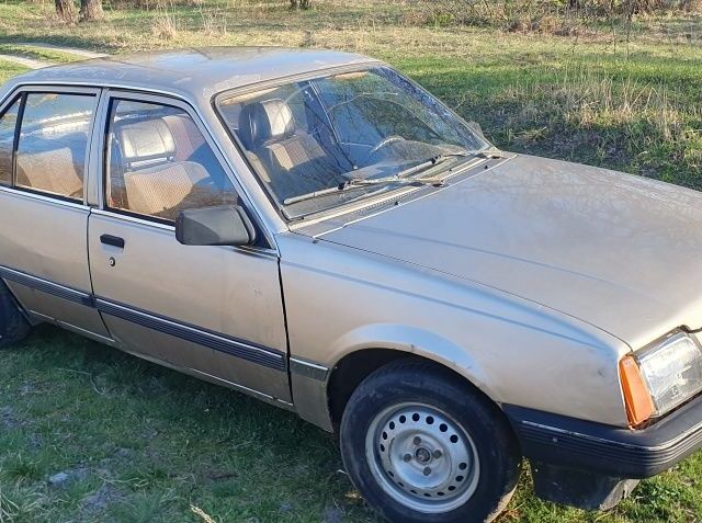 Серый Опель Аскона, объемом двигателя 0 л и пробегом 999 тыс. км за 349 $, фото 1 на Automoto.ua