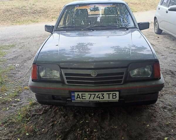 Серый Опель Аскона, объемом двигателя 1.8 л и пробегом 300 тыс. км за 911 $, фото 1 на Automoto.ua