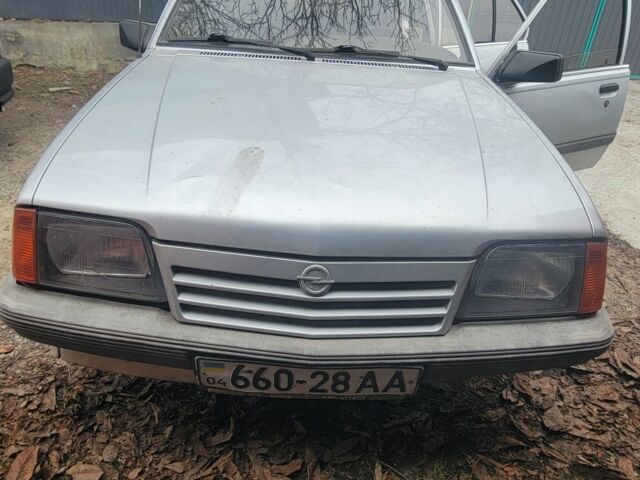 Серый Опель Аскона, объемом двигателя 1.6 л и пробегом 50 тыс. км за 700 $, фото 1 на Automoto.ua