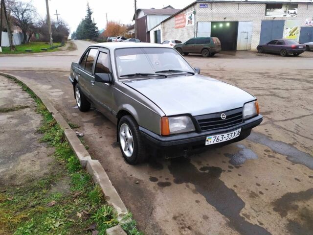 Сірий Опель Аскона, об'ємом двигуна 2 л та пробігом 500 тис. км за 1800 $, фото 1 на Automoto.ua