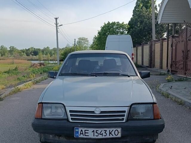 Сірий Опель Аскона, об'ємом двигуна 1.6 л та пробігом 208 тис. км за 501 $, фото 1 на Automoto.ua