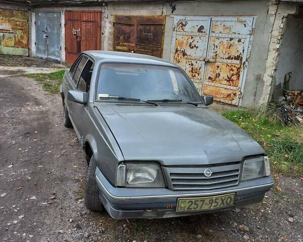 Серый Опель Аскона, объемом двигателя 1.6 л и пробегом 200 тыс. км за 350 $, фото 1 на Automoto.ua